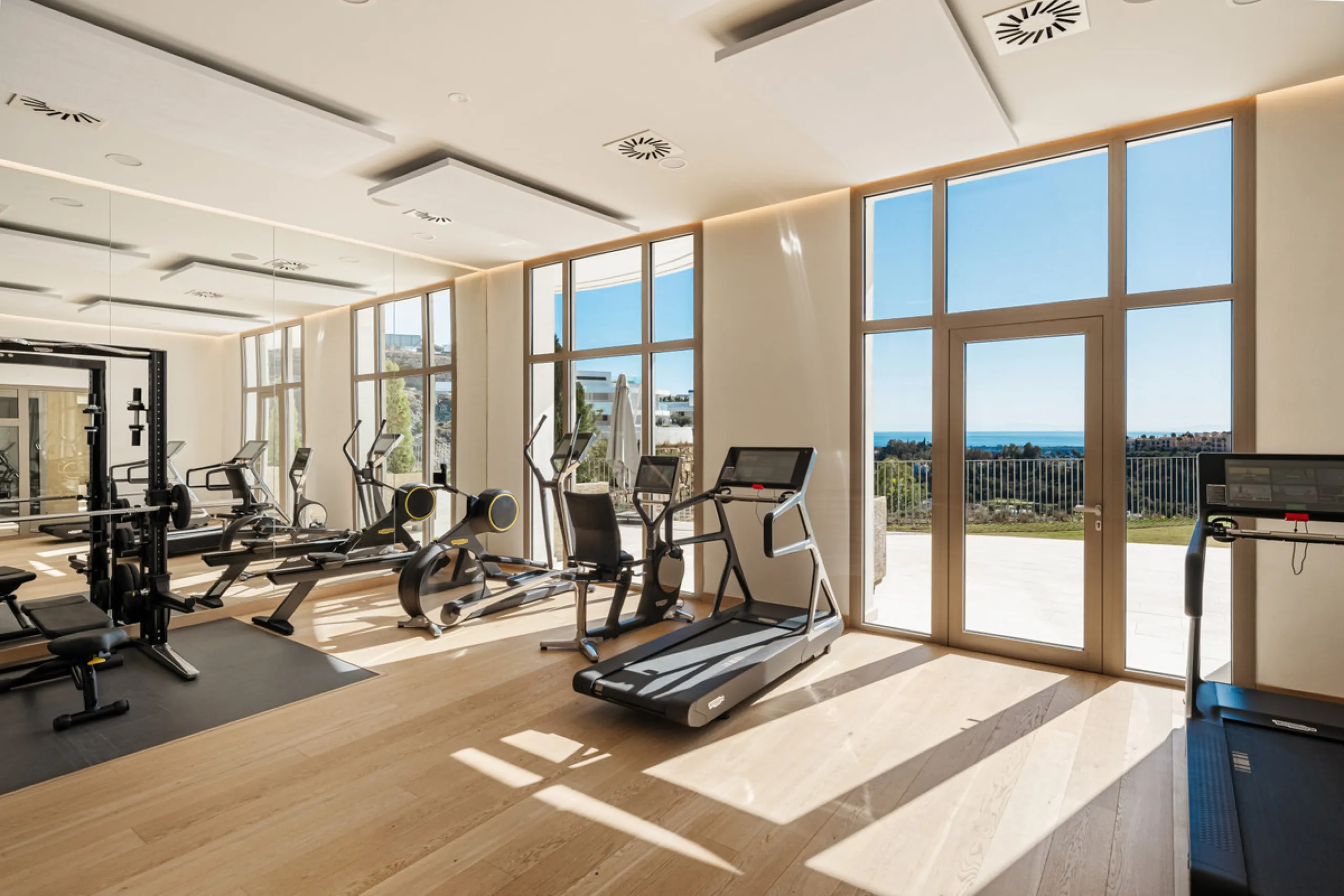 Discover this modern 3-bedroom ground floor apartment in a new eco-friendly development in Benahavís, offering panoramic sea views. Situated within a gated resort-style community surrounded by lush landscaped gardens, this apartment embodies contemporary 
