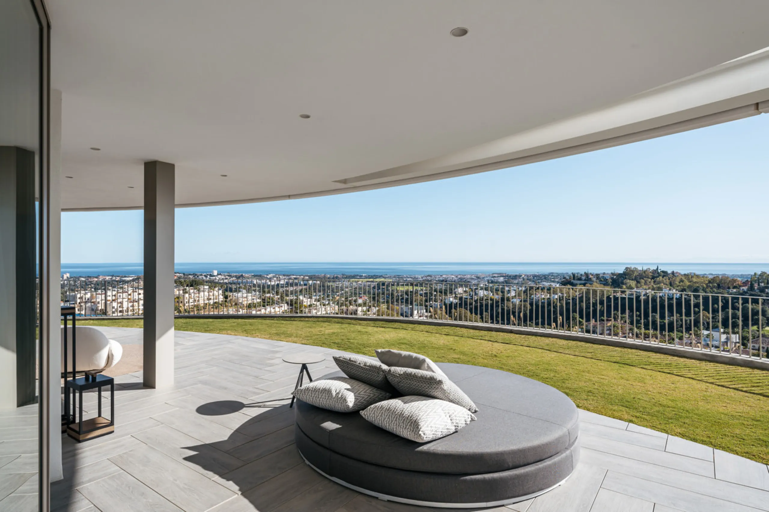 Discover this modern 3-bedroom ground floor apartment in a new eco-friendly development in Benahavís, offering panoramic sea views. Situated within a gated resort-style community surrounded by lush landscaped gardens, this apartment embodies contemporary 