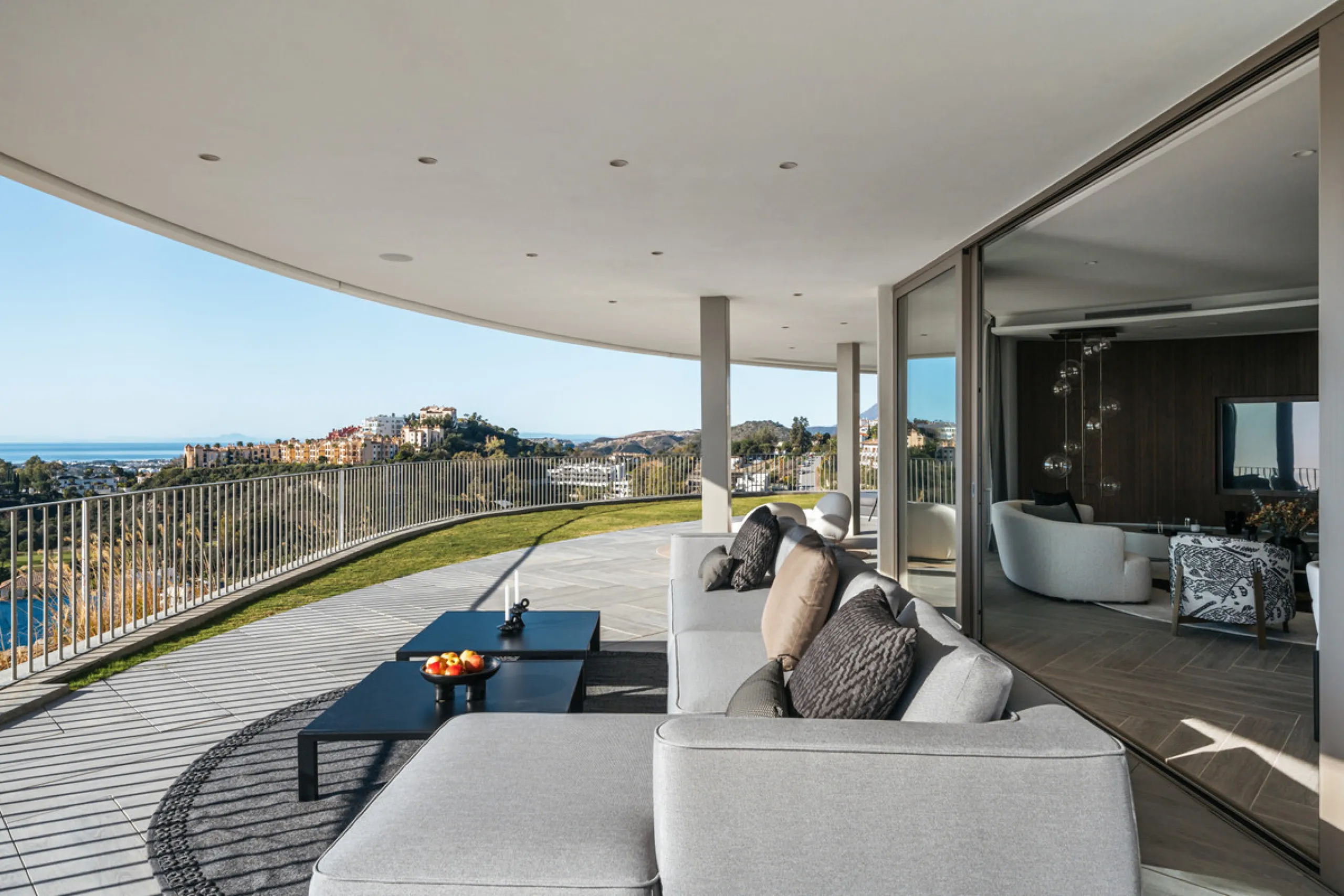 Discover this modern 3-bedroom ground floor apartment in a new eco-friendly development in Benahavís, offering panoramic sea views. Situated within a gated resort-style community surrounded by lush landscaped gardens, this apartment embodies contemporary 