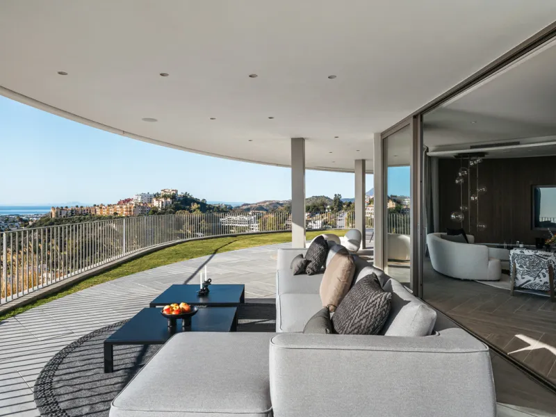 Discover this modern 3-bedroom ground floor apartment in a new eco-friendly development in Benahavís, offering panoramic sea views. Situated within a gated resort-style community surrounded by lush landscaped gardens, this apartment embodies contemporary 