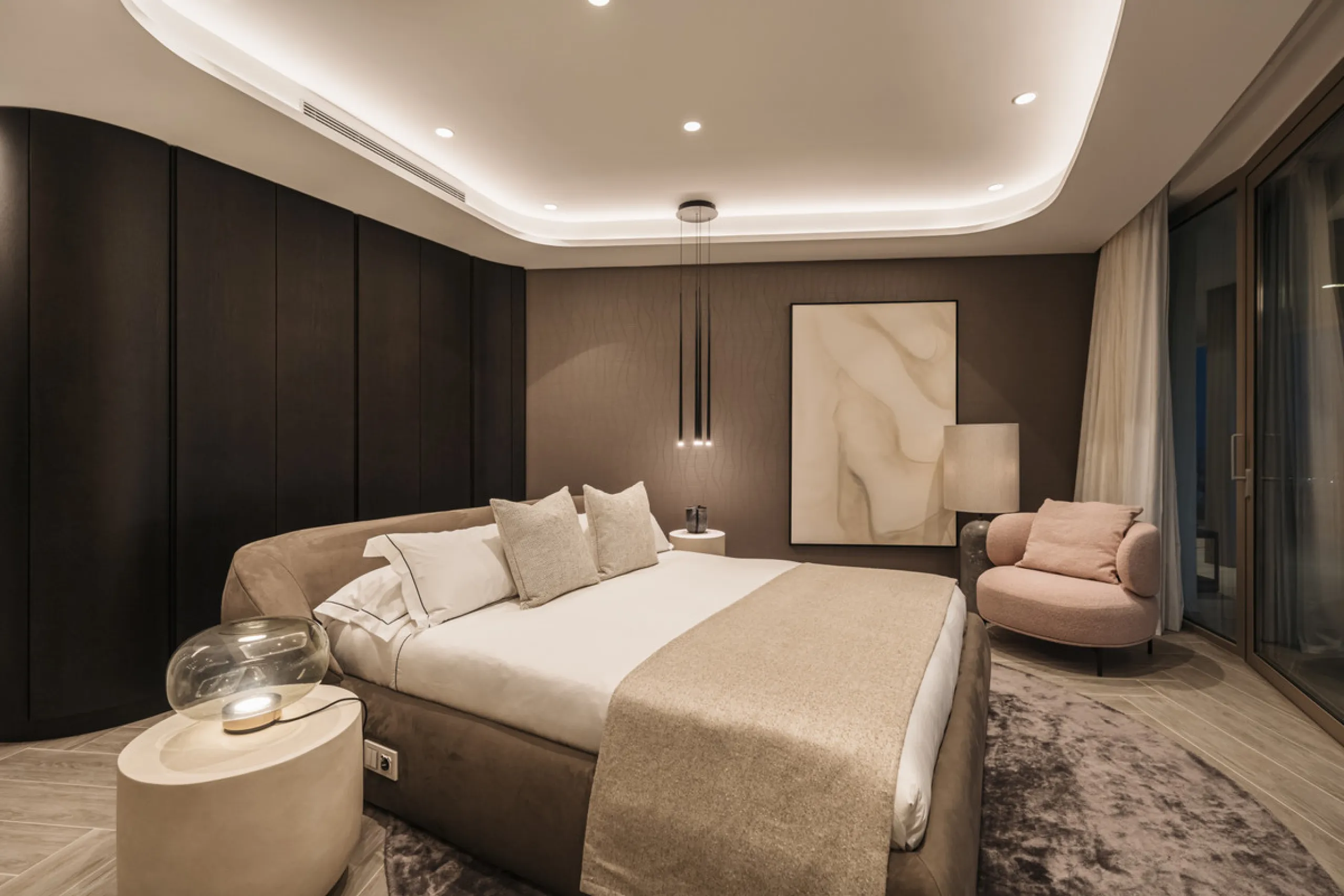 Discover this modern 3-bedroom ground floor apartment in a new eco-friendly development in Benahavís, offering panoramic sea views. Situated within a gated resort-style community surrounded by lush landscaped gardens, this apartment embodies contemporary 