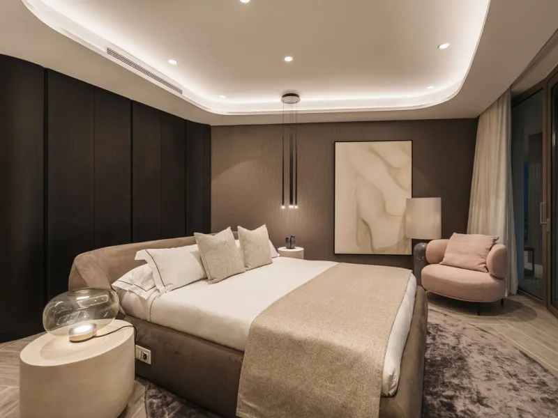 Discover this modern 3-bedroom ground floor apartment in a new eco-friendly development in Benahavís, offering panoramic sea views. Situated within a gated resort-style community surrounded by lush landscaped gardens, this apartment embodies contemporary 