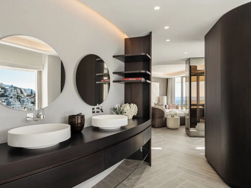 Discover this modern 3-bedroom ground floor apartment in a new eco-friendly development in Benahavís, offering panoramic sea views. Situated within a gated resort-style community surrounded by lush landscaped gardens, this apartment embodies contemporary 