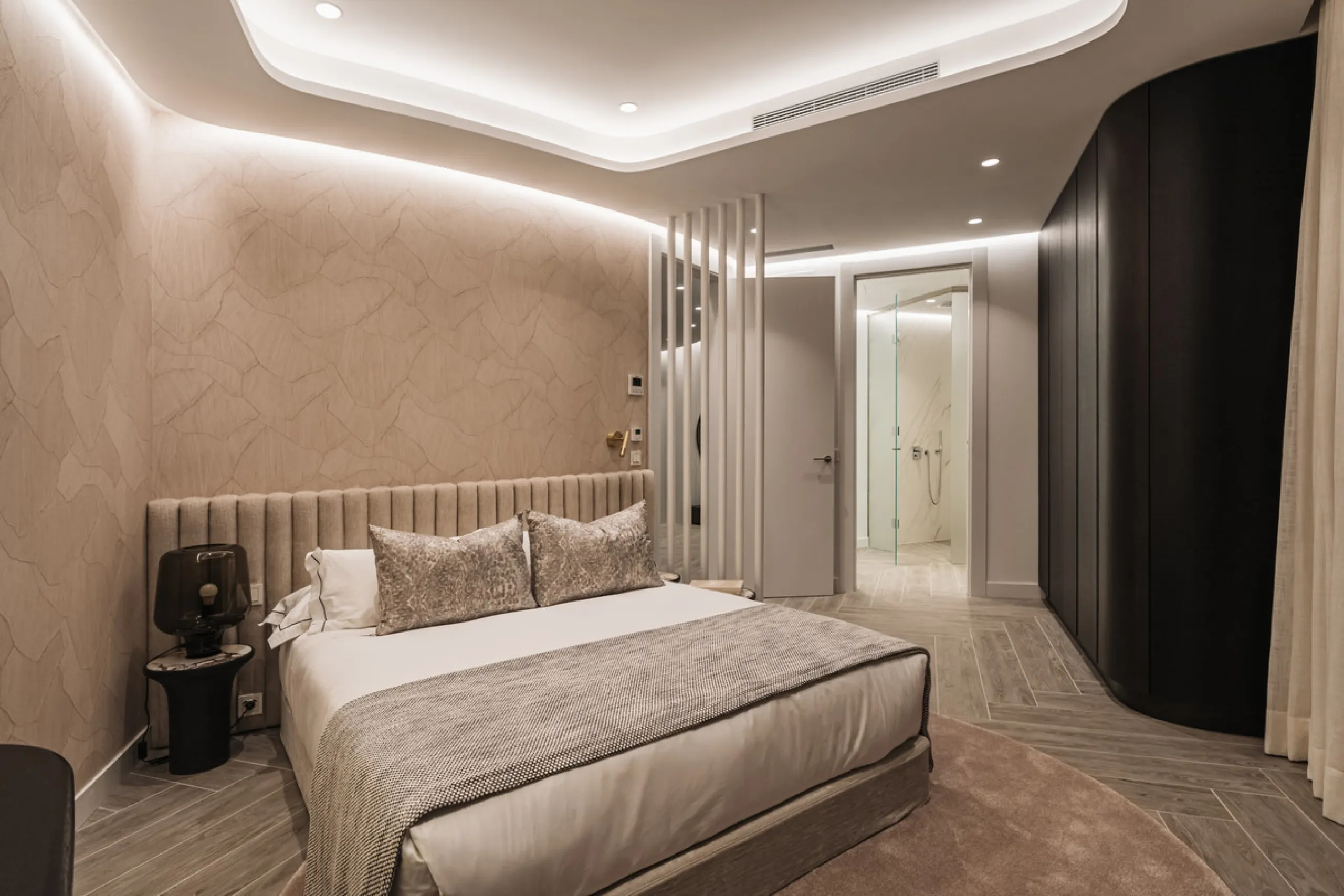 Discover this modern 3-bedroom ground floor apartment in a new eco-friendly development in Benahavís, offering panoramic sea views. Situated within a gated resort-style community surrounded by lush landscaped gardens, this apartment embodies contemporary 