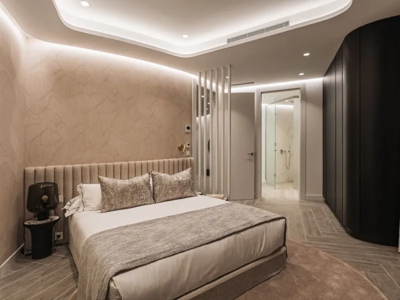 Discover this modern 3-bedroom ground floor apartment in a new eco-friendly development in Benahavís, offering panoramic sea views. Situated within a gated resort-style community surrounded by lush landscaped gardens, this apartment embodies contemporary 