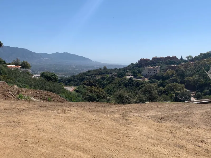 Plot with sea views in La Mairena - The plot has the junta de Andalucía report to obtain the building license and to fix the servidumbre that appears on the informe urbanístico of the town hall - There is no problems on obtaining the building license.