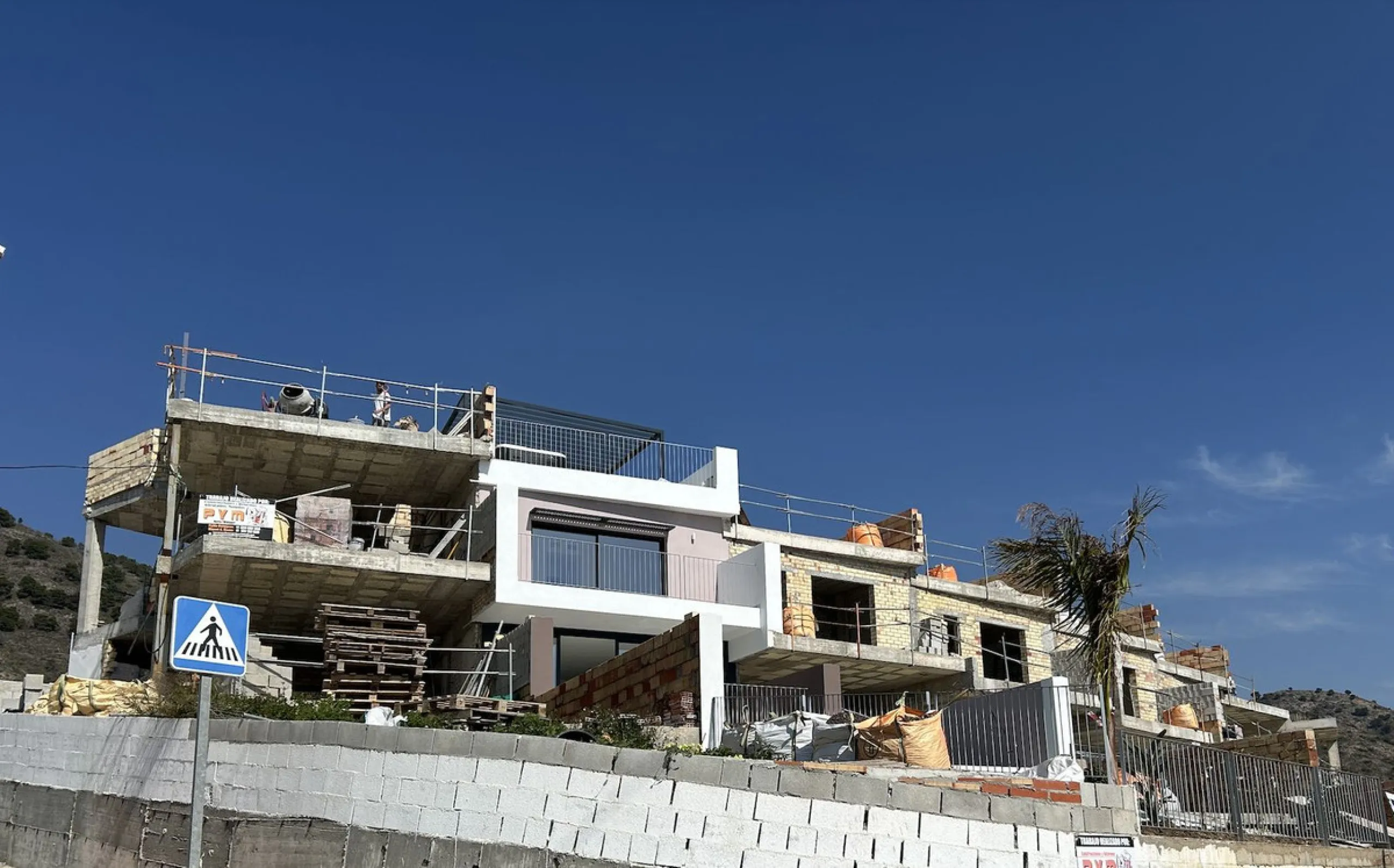 Located in one of the best tourist enclaves on the Costa del Sol, this Residential development is a high level complex made up of 8 luxury family homes. Each home has an individual pool and a garden facing south overlooking the Mediterranean sea, which is