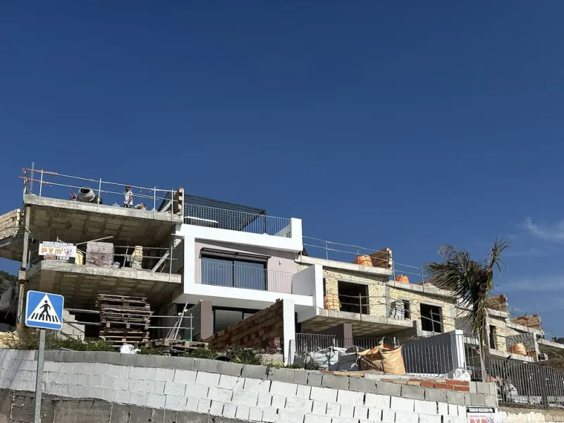 Located in one of the best tourist enclaves on the Costa del Sol, this Residential development is a high level complex made up of 8 luxury family homes. Each home has an individual pool and a garden facing south overlooking the Mediterranean sea, which is