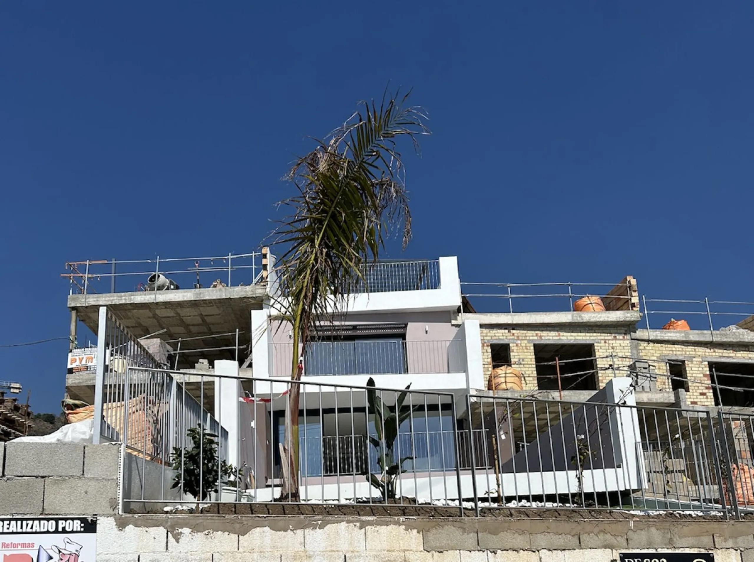 Located in one of the best tourist enclaves on the Costa del Sol, this Residential development is a high level complex made up of 8 luxury family homes. Each home has an individual pool and a garden facing south overlooking the Mediterranean sea, which is