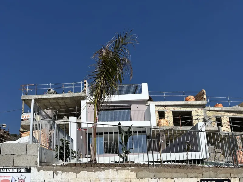 Located in one of the best tourist enclaves on the Costa del Sol, this Residential development is a high level complex made up of 8 luxury family homes. Each home has an individual pool and a garden facing south overlooking the Mediterranean sea, which is