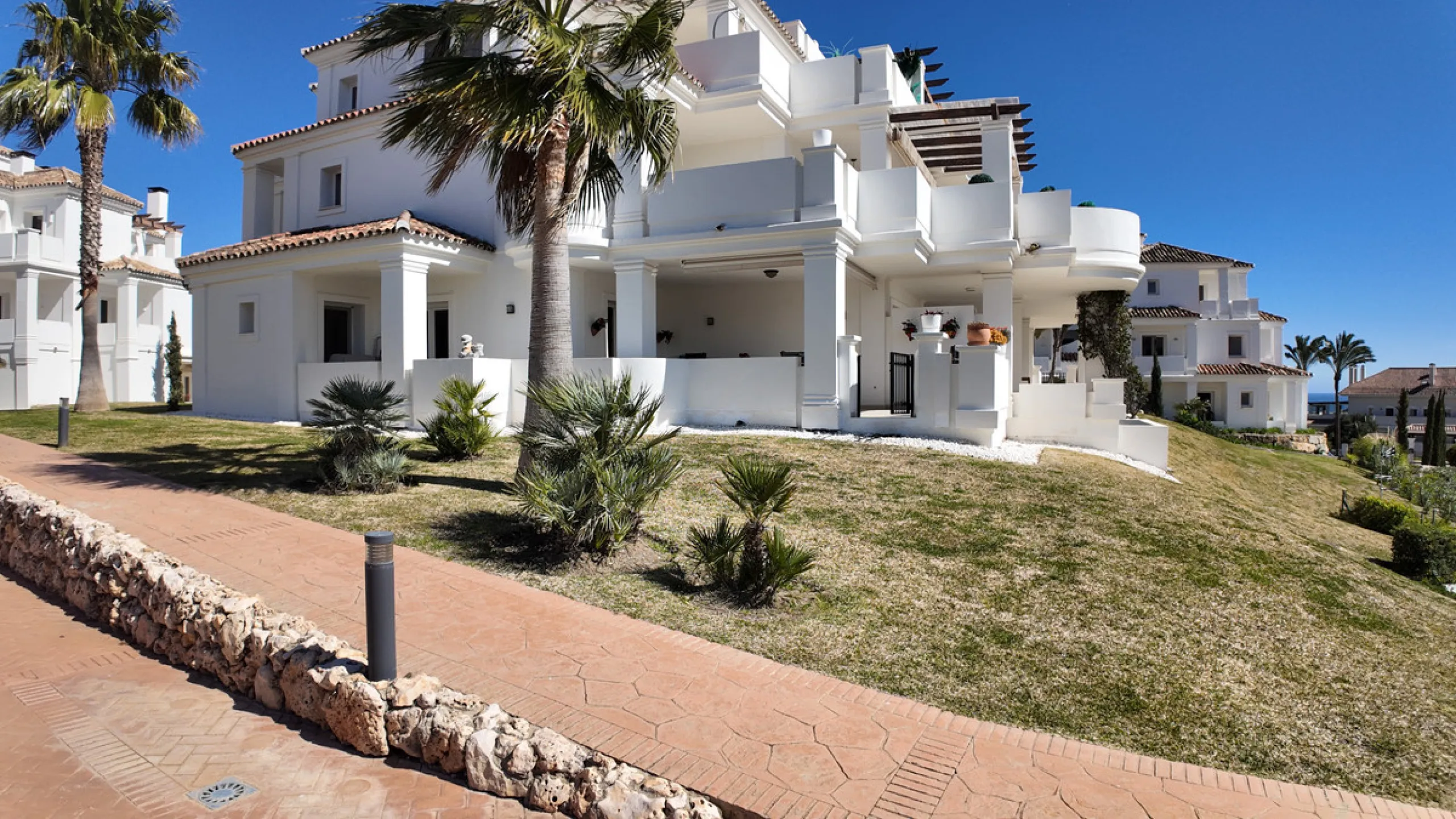 Apartment - Middle Floor Apartment в продаже в Marbella, Málaga. В доме 2 спален и 4 ванных комнат. Площадь дома 154 м²