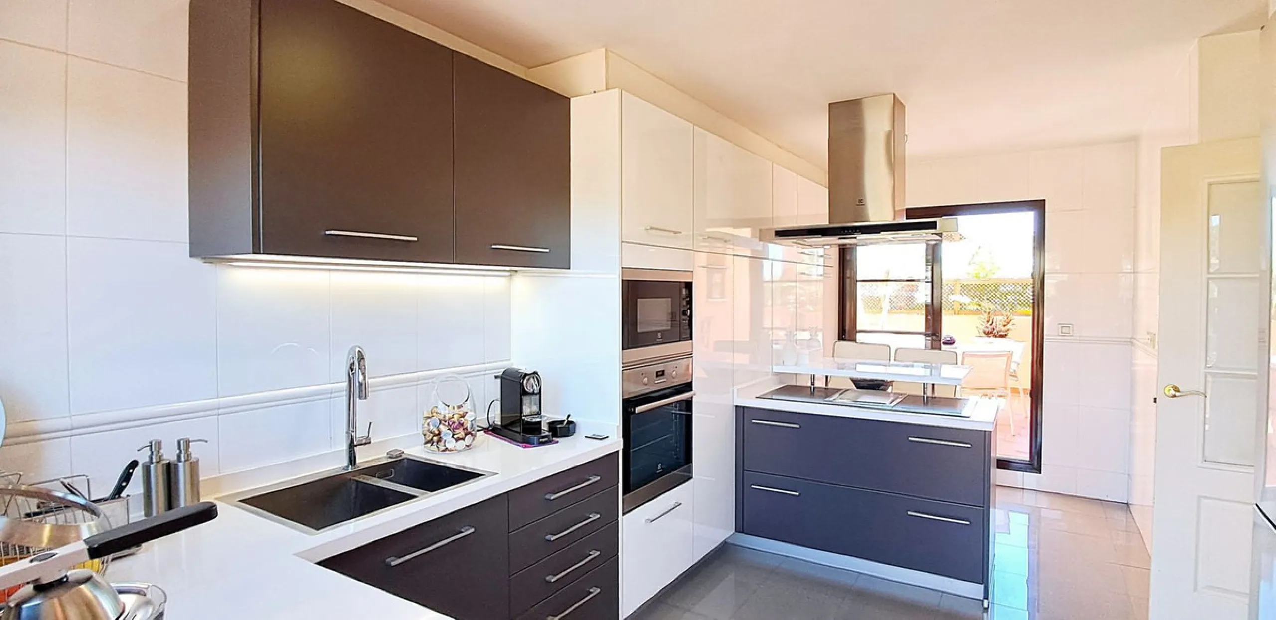 Apartment - Penthouse Duplex в продаже в Estepona, Málaga. В доме 3 спален и 3 ванных комнат. Площадь дома 193 м²
