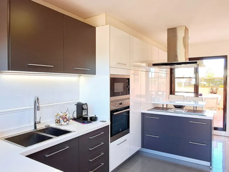 Apartment - Penthouse Duplex в продаже в Estepona, Málaga. В доме 3 спален и 3 ванных комнат. Площадь дома 193 м²