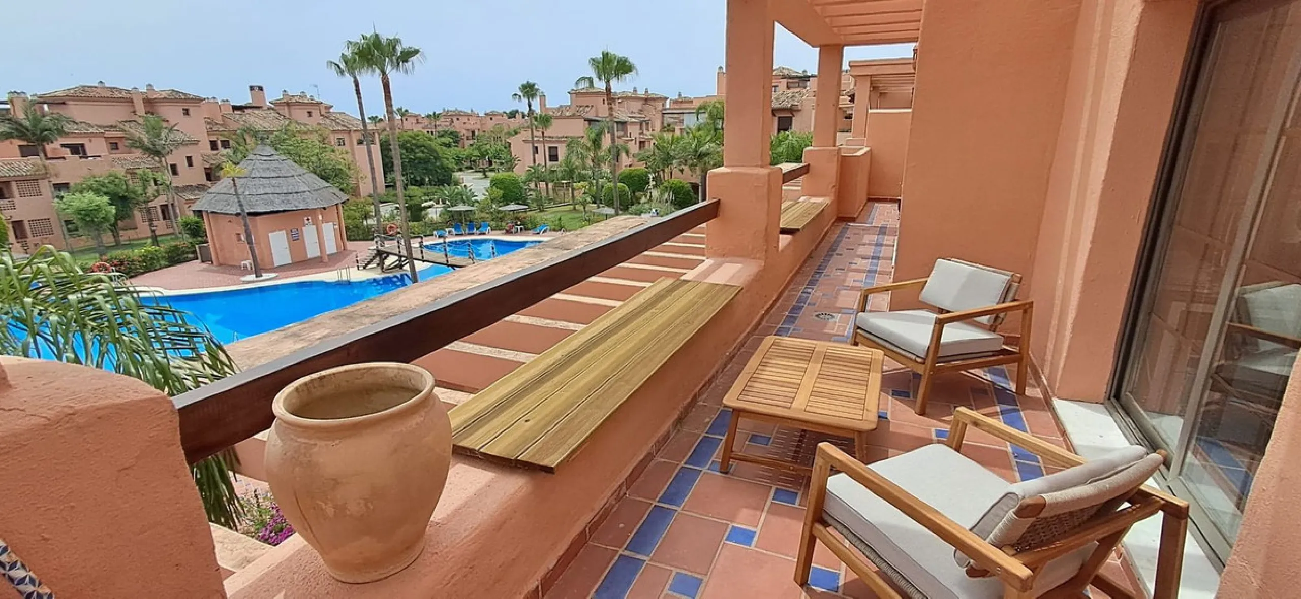 Apartment - Penthouse Duplex в продаже в Estepona, Málaga. В доме 3 спален и 3 ванных комнат. Площадь дома 193 м²