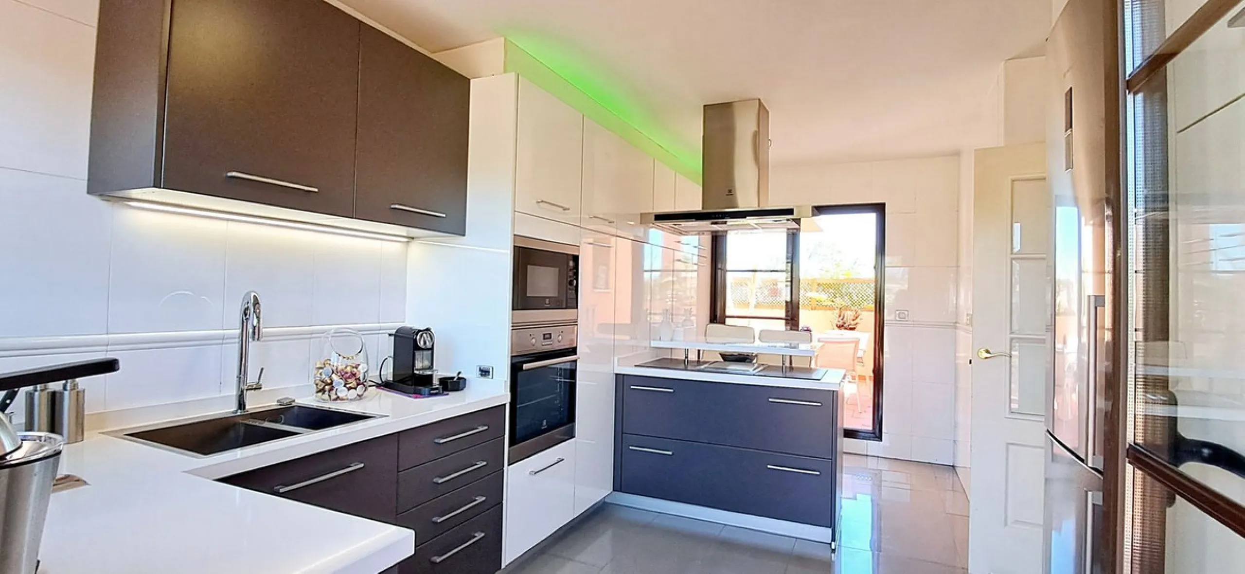 Apartment - Penthouse Duplex в продаже в Estepona, Málaga. В доме 3 спален и 3 ванных комнат. Площадь дома 193 м²