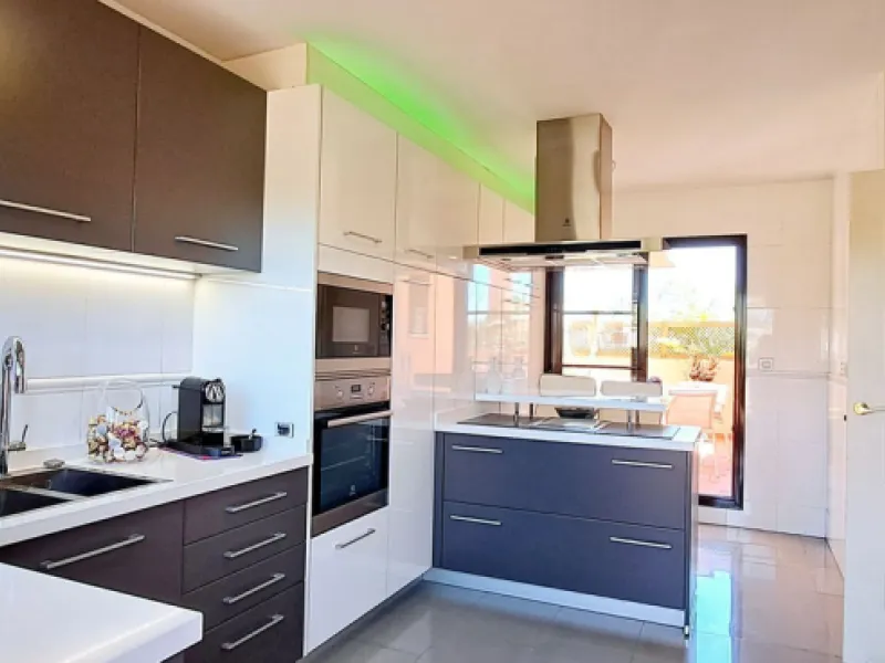 Apartment - Penthouse Duplex в продаже в Estepona, Málaga. В доме 3 спален и 3 ванных комнат. Площадь дома 193 м²