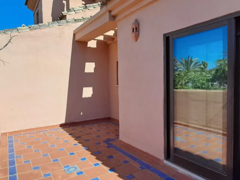 Apartment - Penthouse Duplex в продаже в Estepona, Málaga. В доме 3 спален и 3 ванных комнат. Площадь дома 193 м²