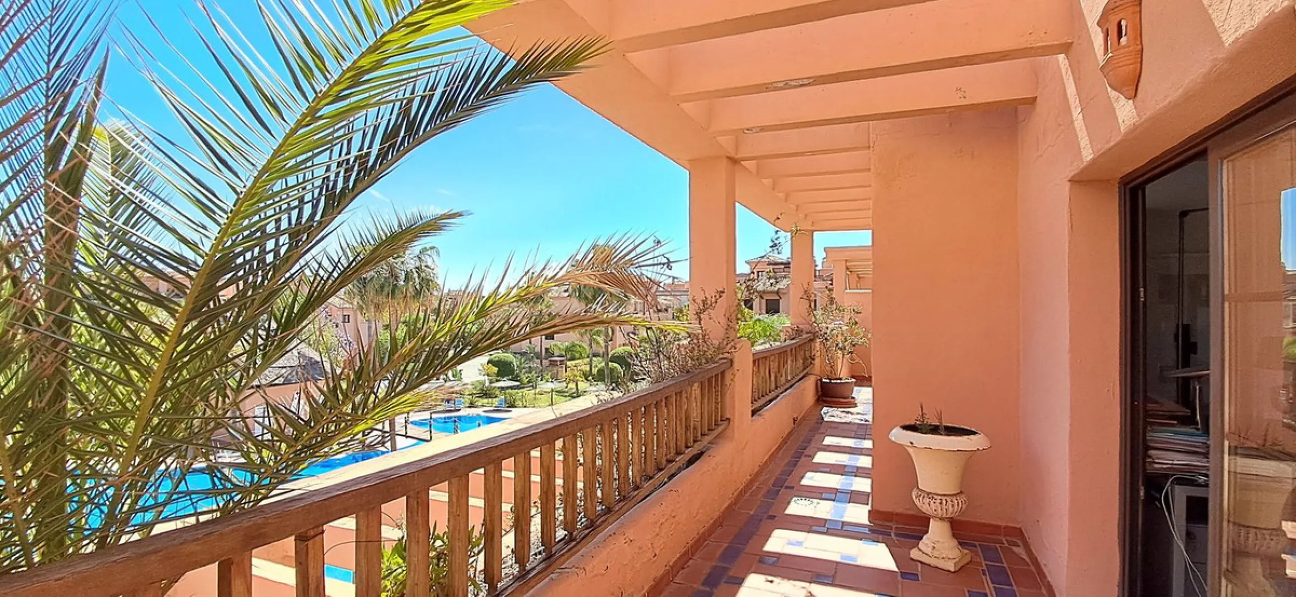Apartment - Penthouse Duplex в продаже в Estepona, Málaga. В доме 3 спален и 3 ванных комнат. Площадь дома 193 м²