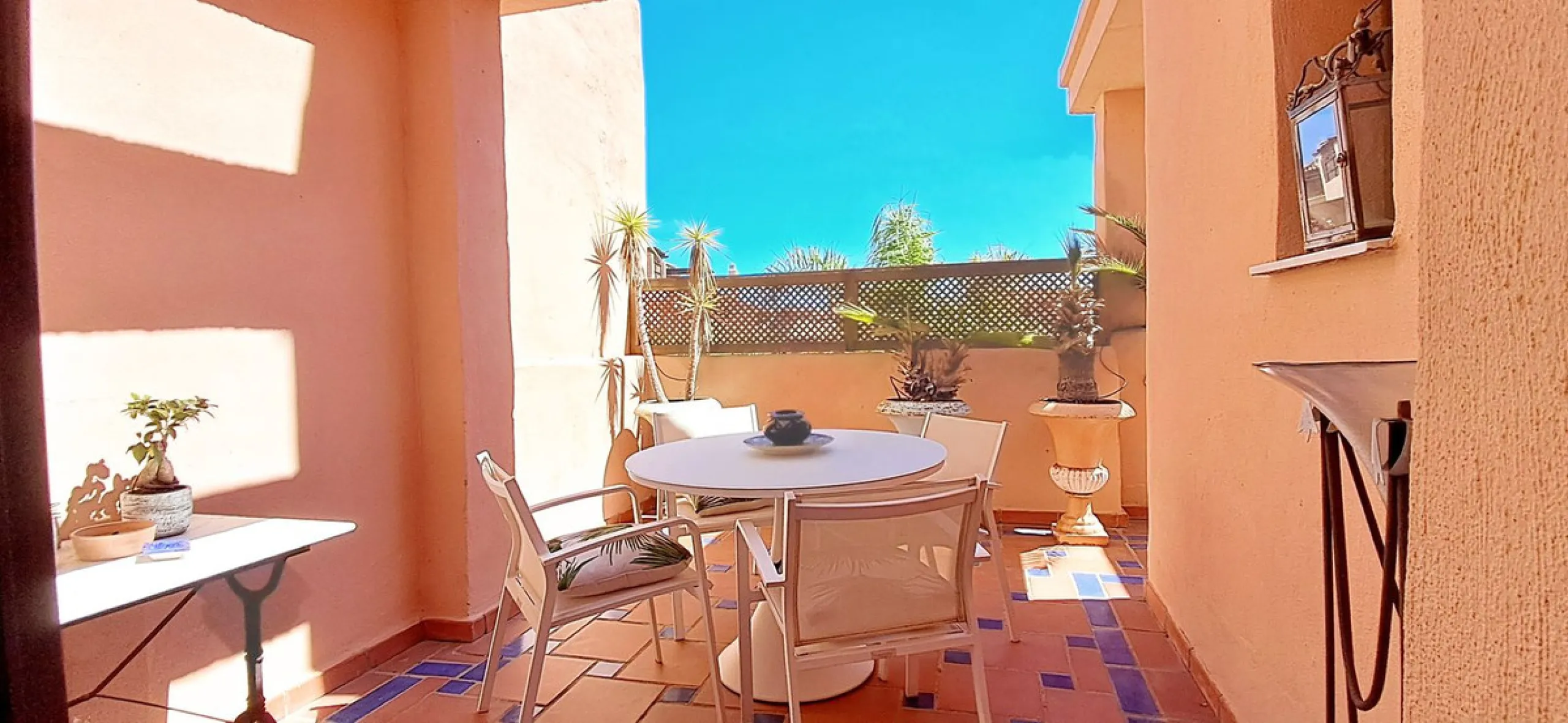Apartment - Penthouse Duplex в продаже в Estepona, Málaga. В доме 3 спален и 3 ванных комнат. Площадь дома 193 м²