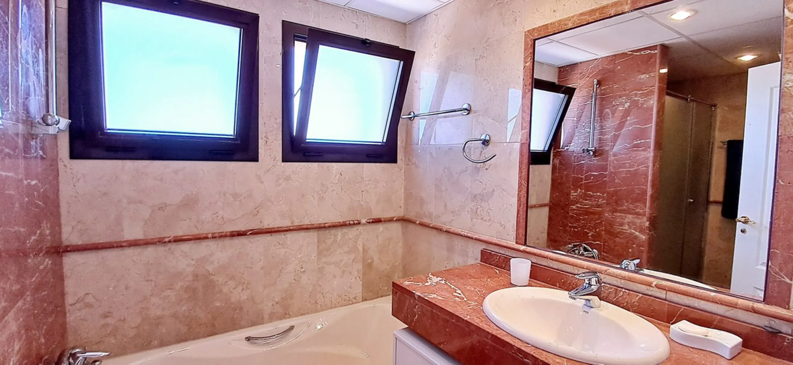 Apartment - Penthouse Duplex в продаже в Estepona, Málaga. В доме 3 спален и 3 ванных комнат. Площадь дома 193 м²