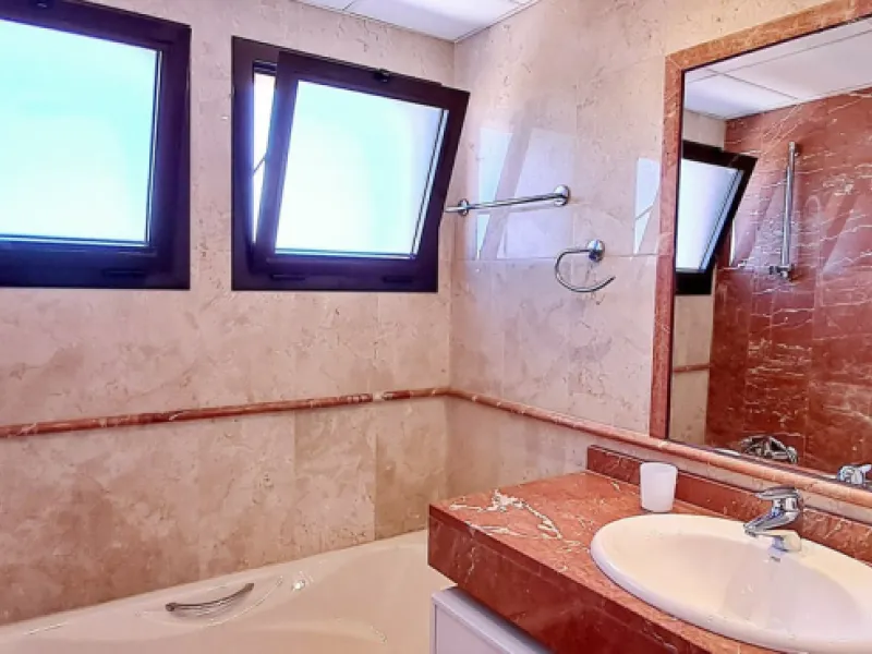 Apartment - Penthouse Duplex в продаже в Estepona, Málaga. В доме 3 спален и 3 ванных комнат. Площадь дома 193 м²