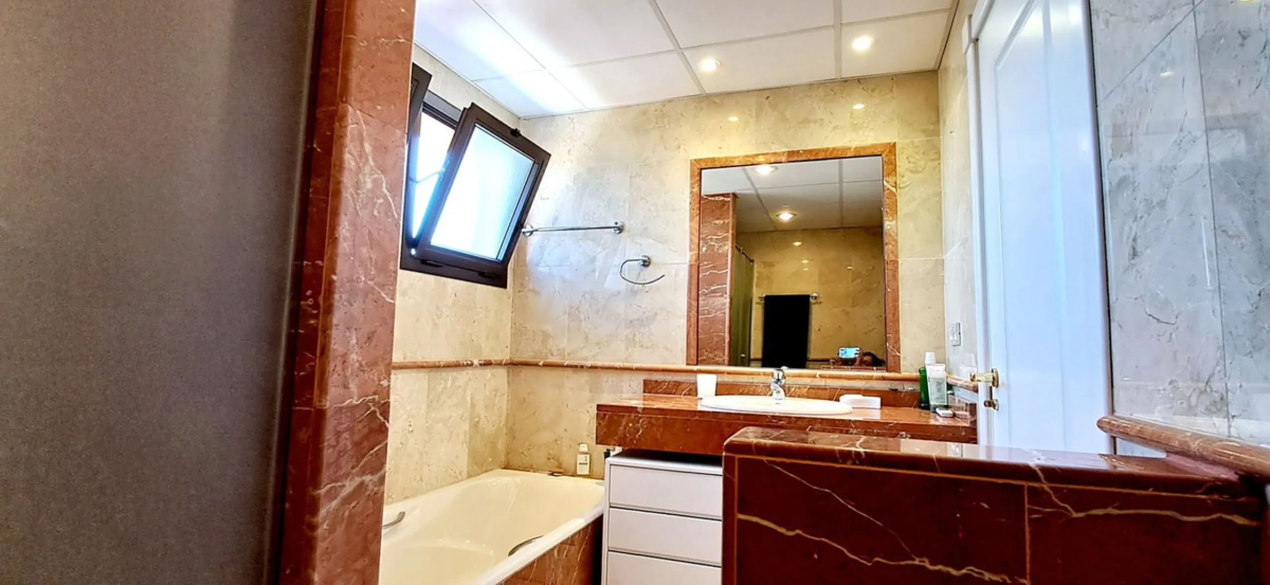 Apartment - Penthouse Duplex в продаже в Estepona, Málaga. В доме 3 спален и 3 ванных комнат. Площадь дома 193 м²
