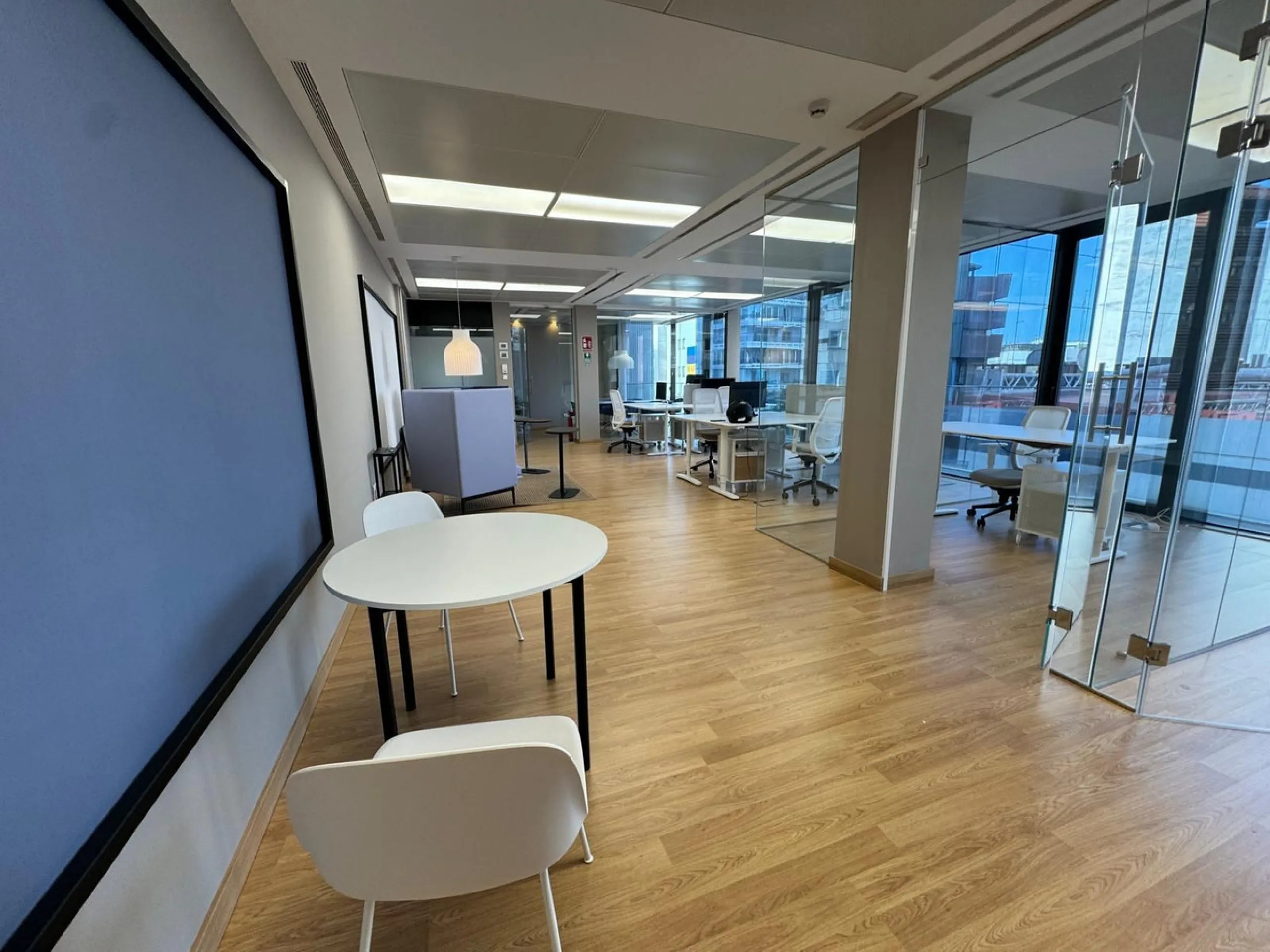 Office of 105m2 right next to the main street.