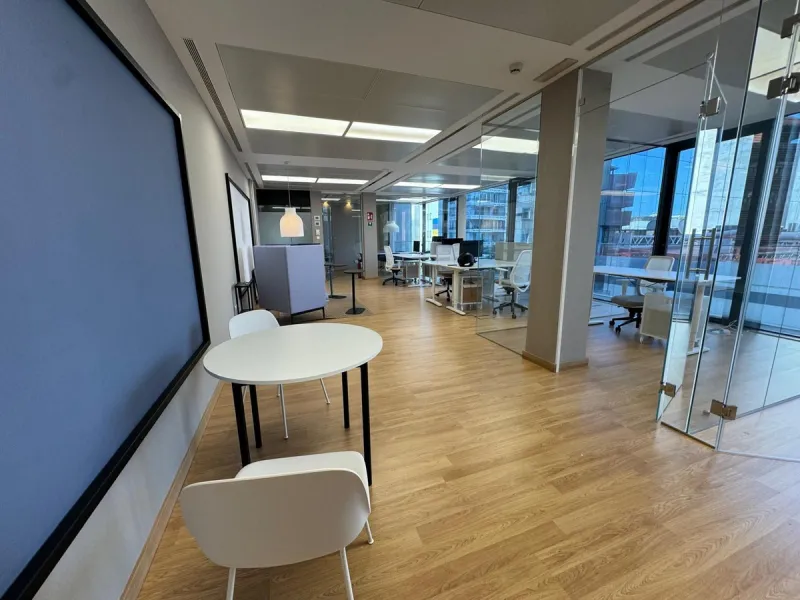 Office of 105m2 right next to the main street.
