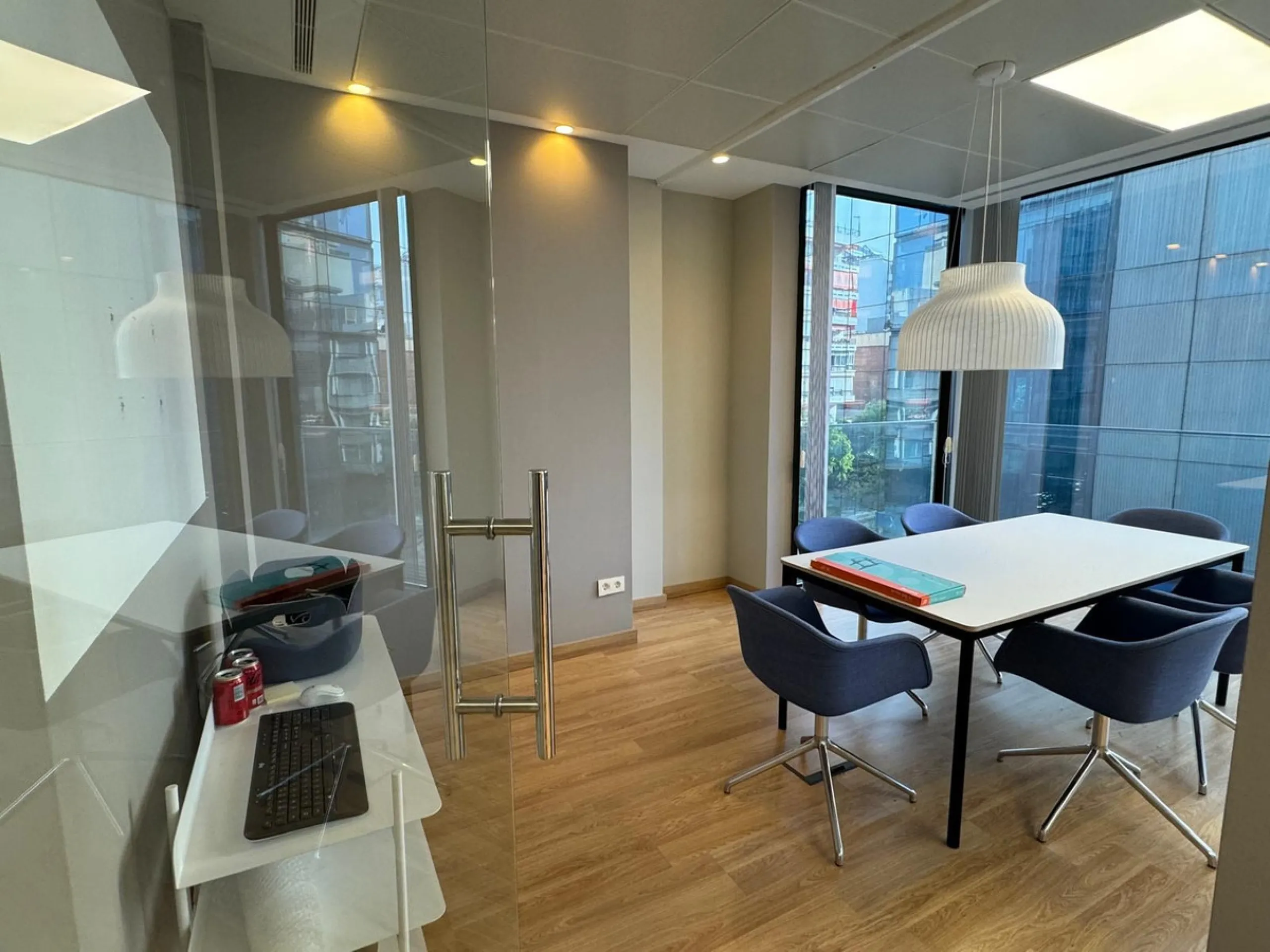 Office of 105m2 right next to the main street.