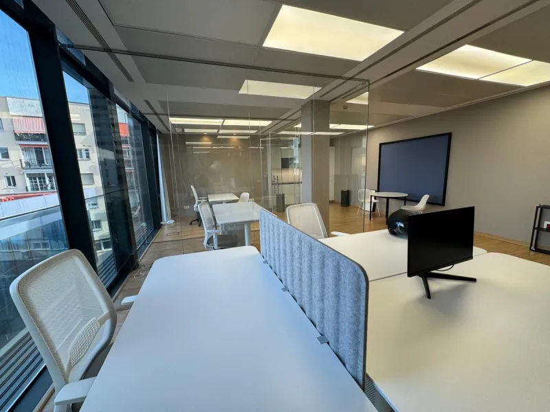 Office of 105m2 right next to the main street.