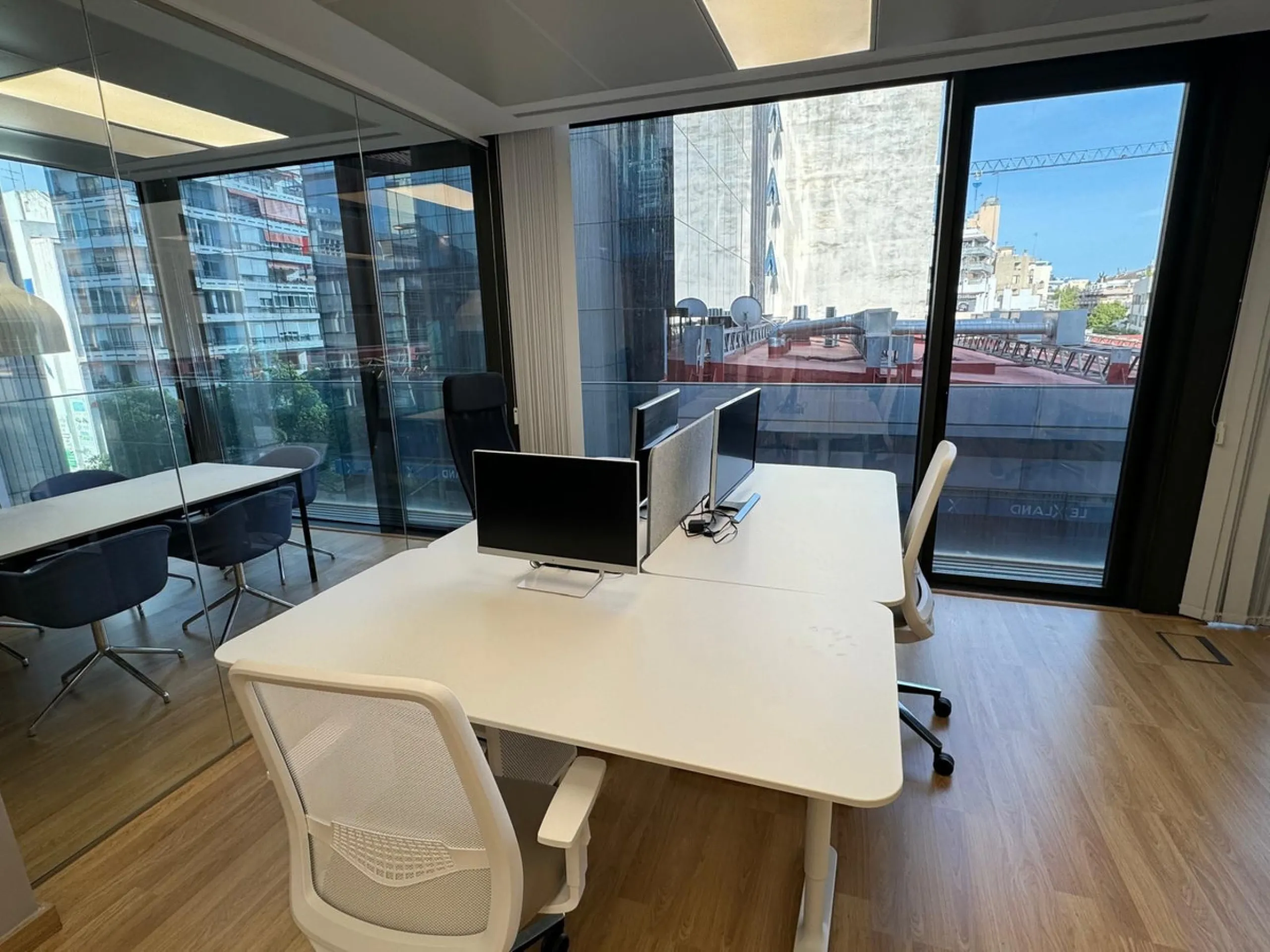 Office of 105m2 right next to the main street.