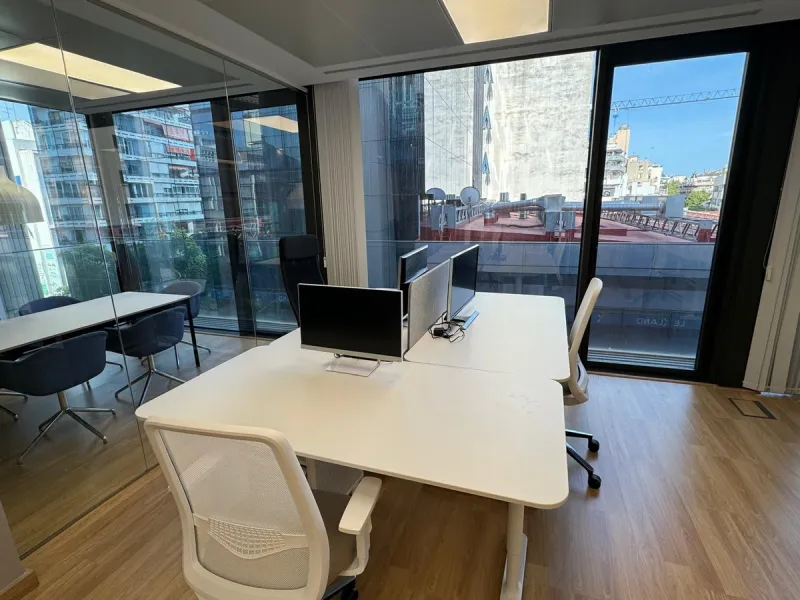 Office of 105m2 right next to the main street.