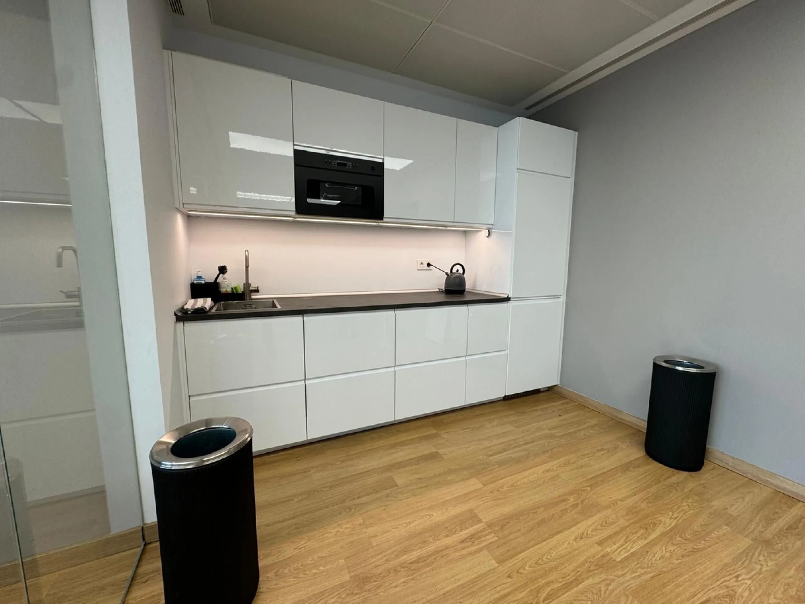 Office of 105m2 right next to the main street.