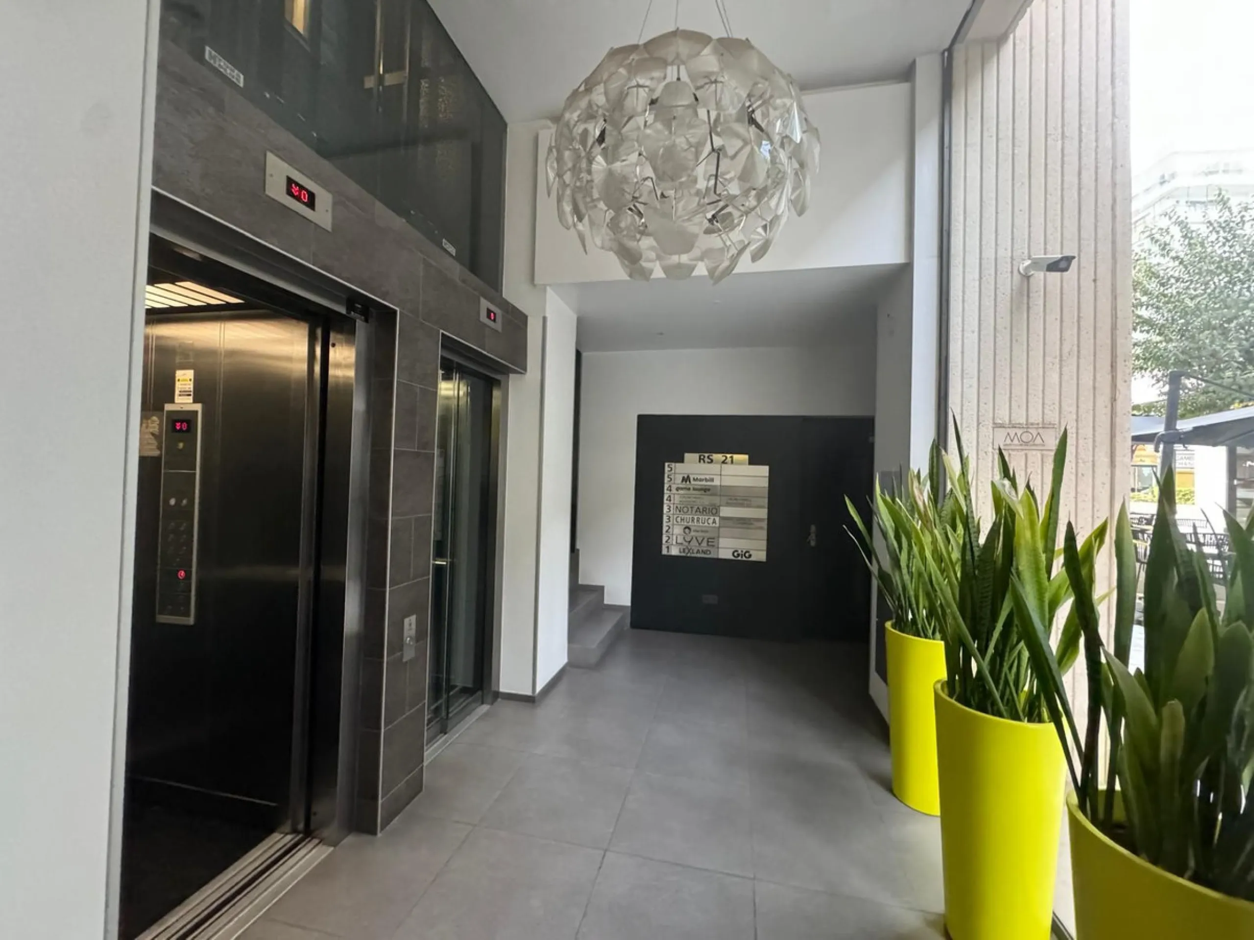 Office of 105m2 right next to the main street.
