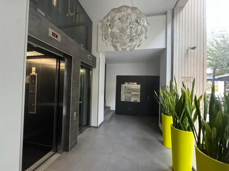 Office of 105m2 right next to the main street.