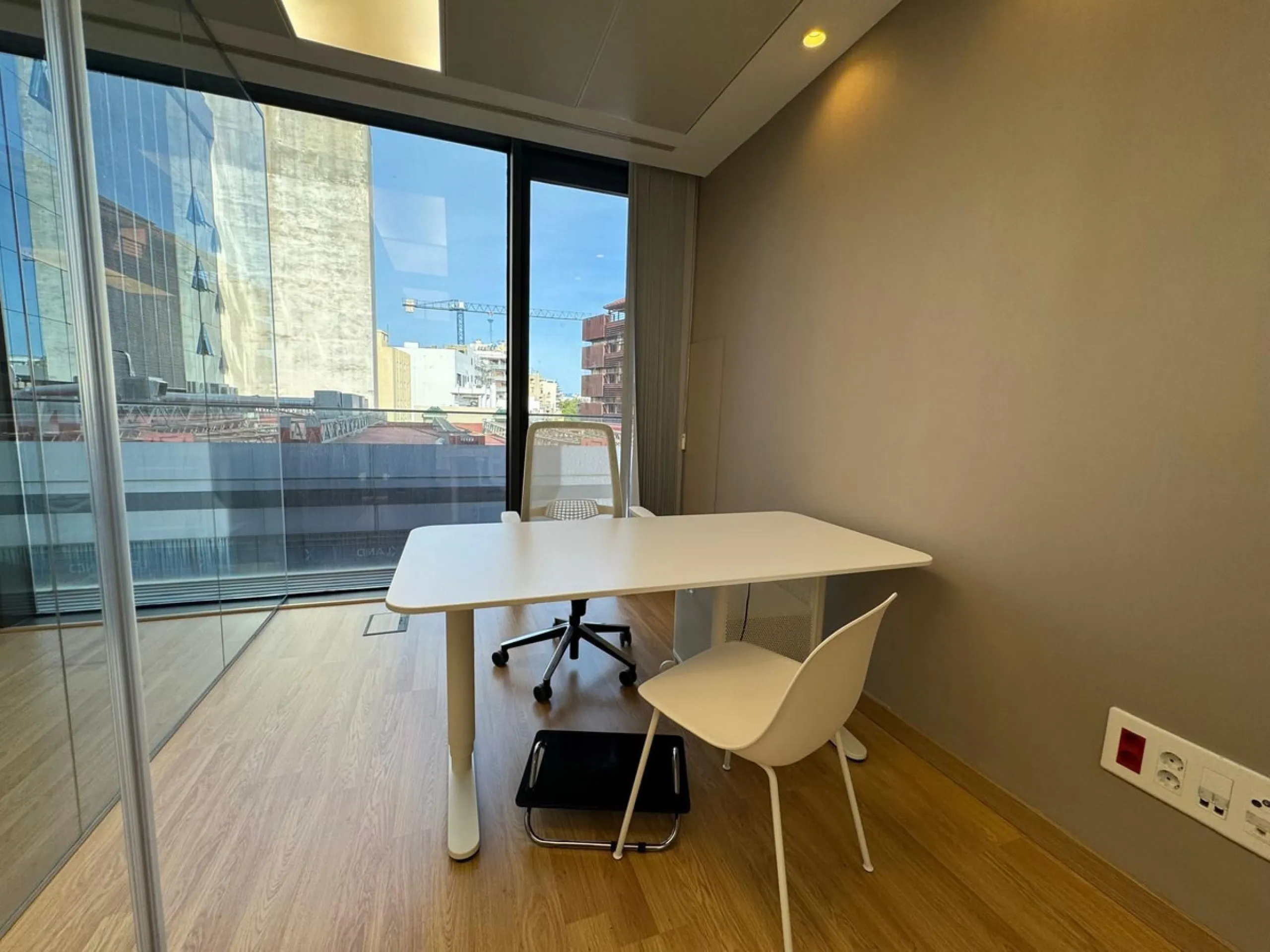 Office of 105m2 right next to the main street.