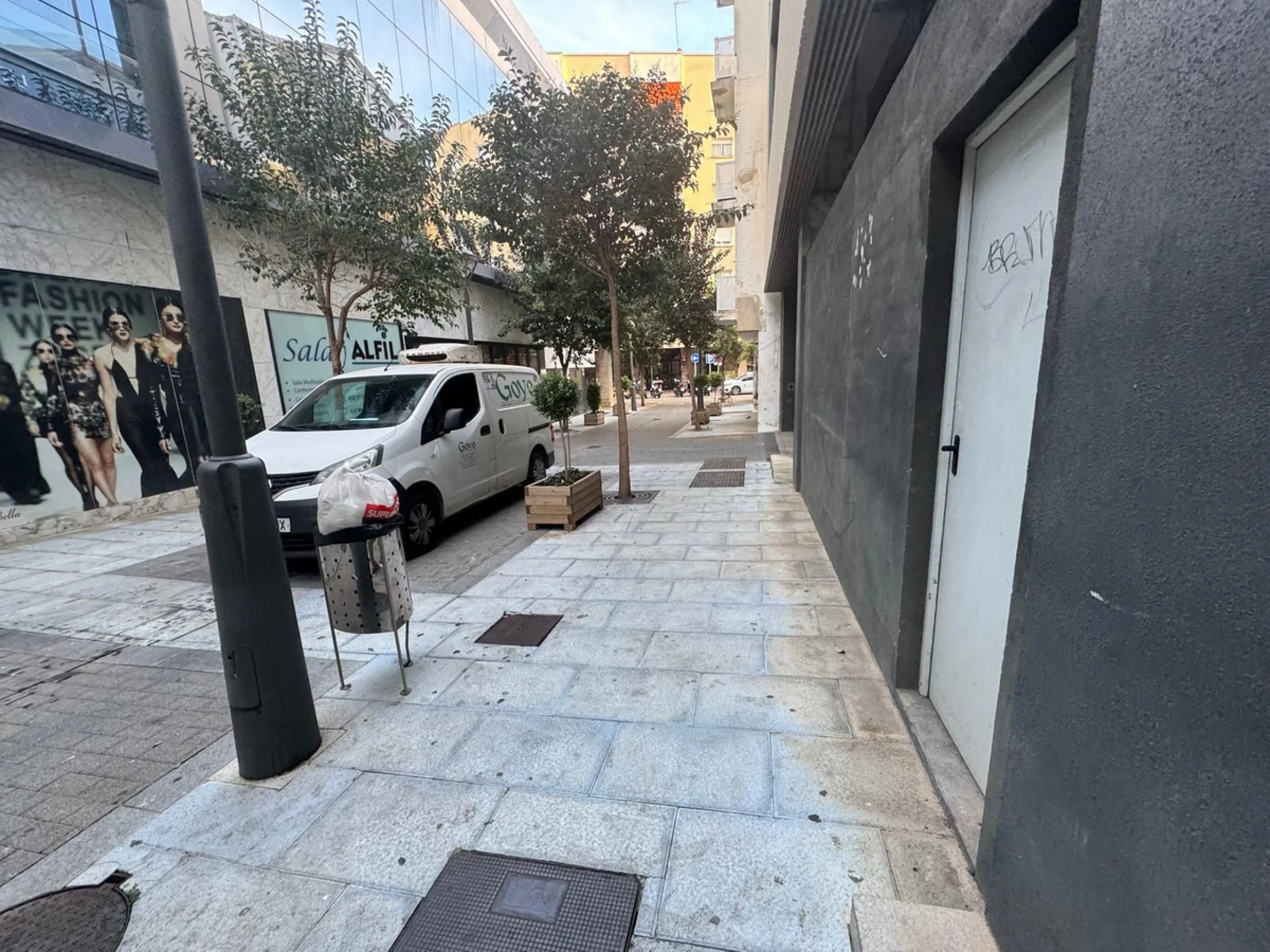 Office of 105m2 right next to the main street.