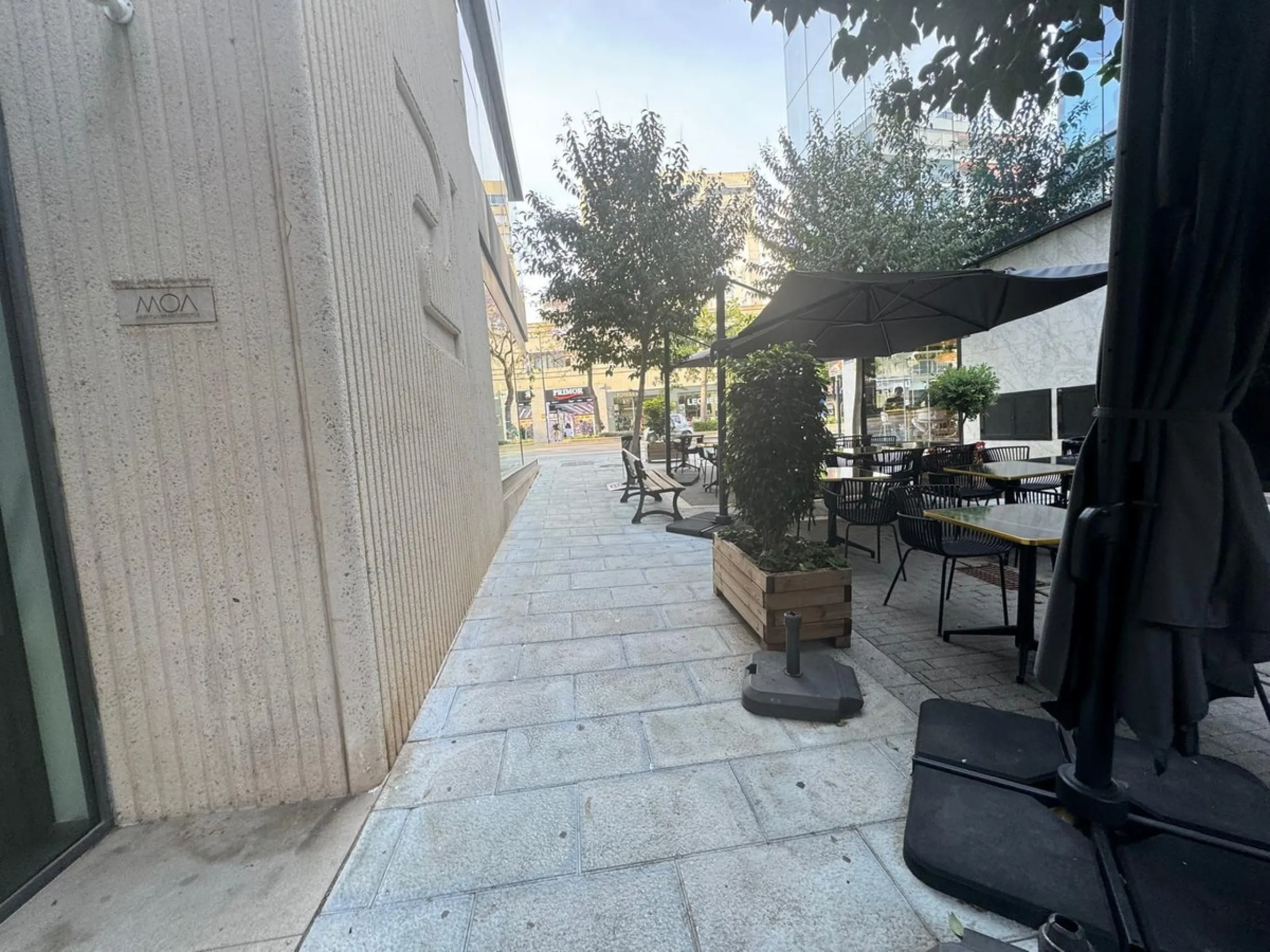 Office of 105m2 right next to the main street.