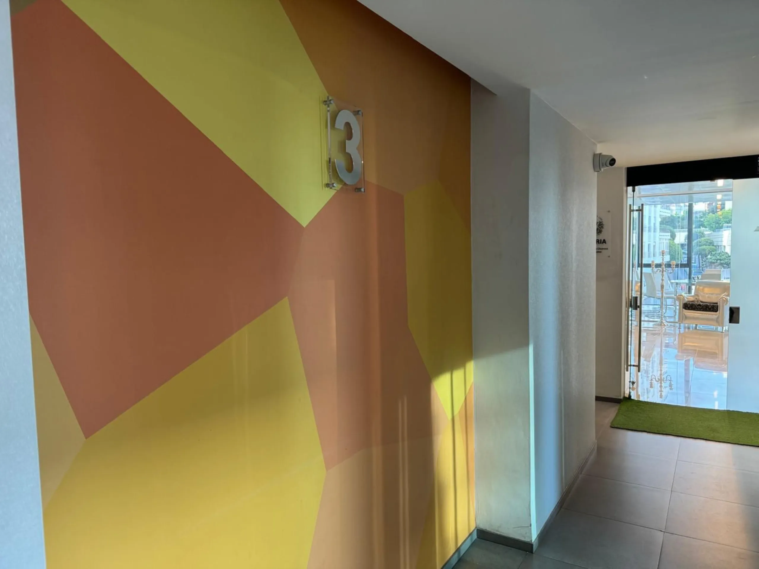 Office of 105m2 right next to the main street.
