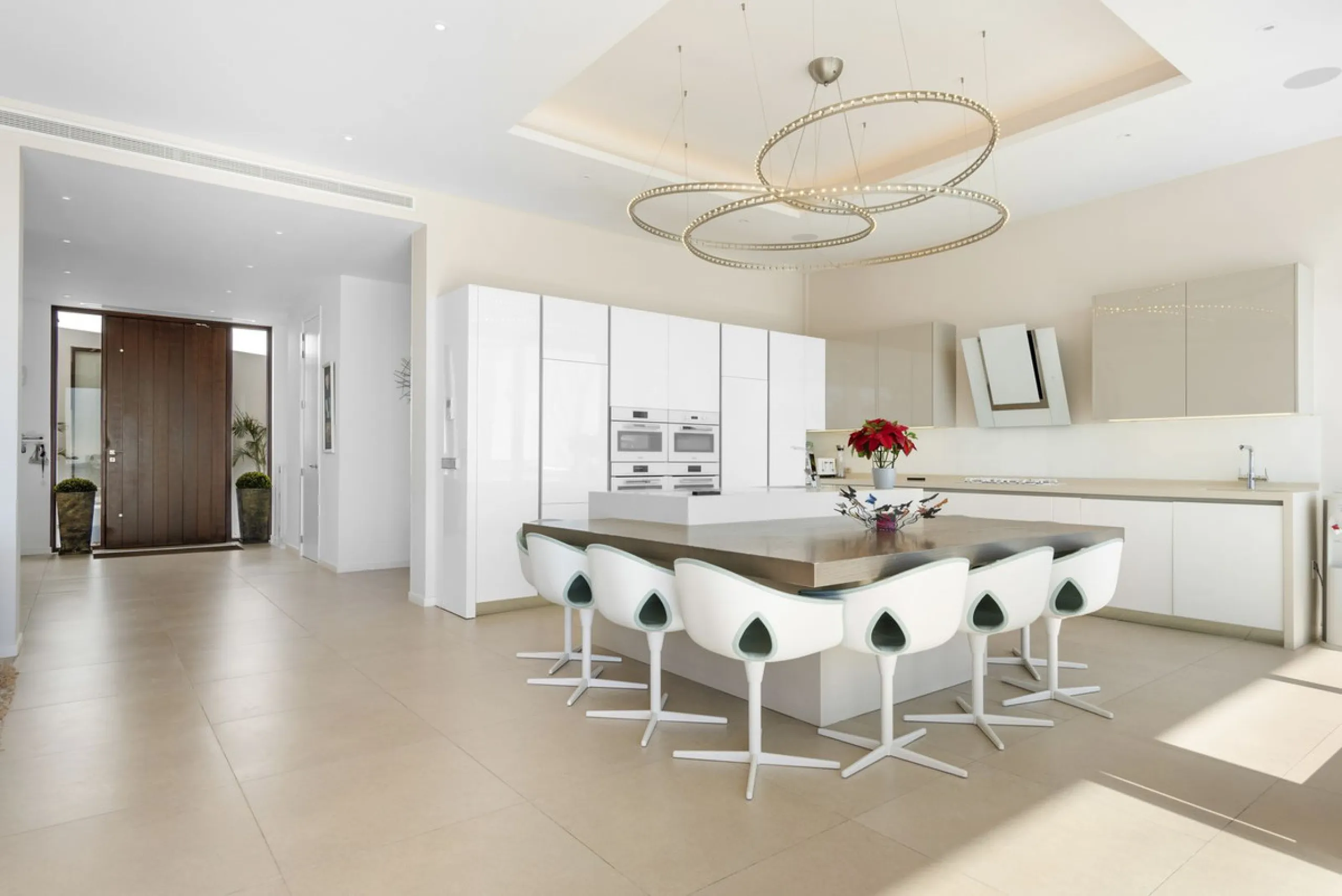 This property stands out as a true gem among modern, luxurious villas, gracefully placed in the exclusive gated community of El Herrojo in the esteemed locale of La Quinta. Elegantly perched atop a captivating hill, this exquisite residence offers a capti