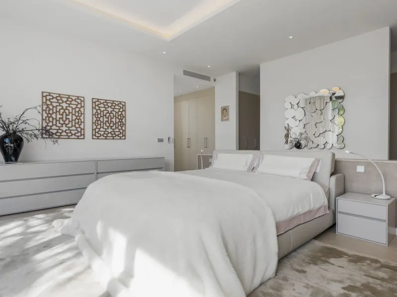 This property stands out as a true gem among modern, luxurious villas, gracefully placed in the exclusive gated community of El Herrojo in the esteemed locale of La Quinta. Elegantly perched atop a captivating hill, this exquisite residence offers a capti