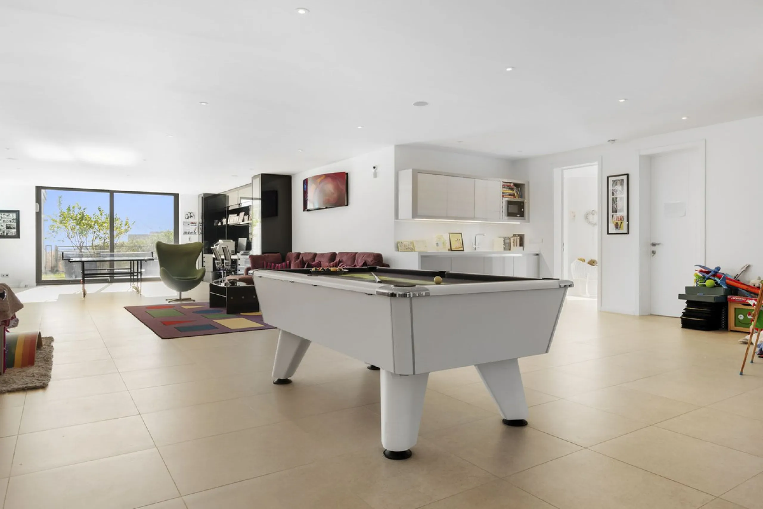 This property stands out as a true gem among modern, luxurious villas, gracefully placed in the exclusive gated community of El Herrojo in the esteemed locale of La Quinta. Elegantly perched atop a captivating hill, this exquisite residence offers a capti