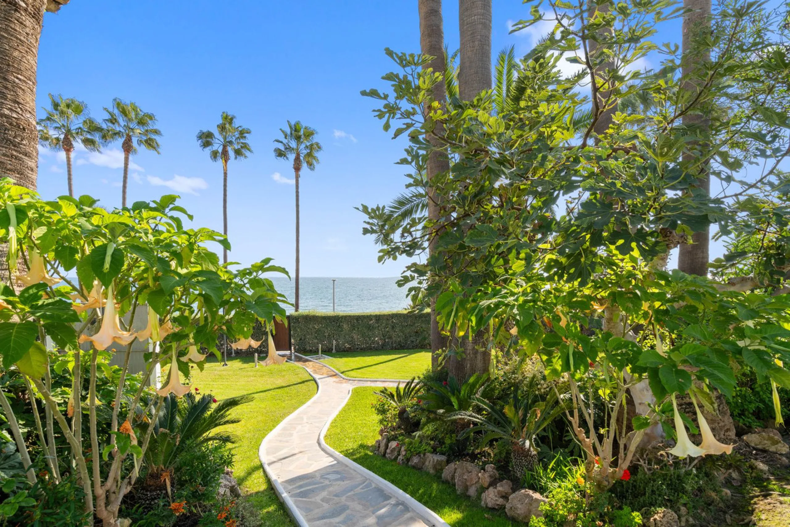 Recently renovated apartment on the 1st line with beautiful sea views!