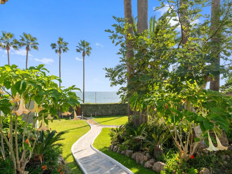 Recently renovated apartment on the 1st line with beautiful sea views!