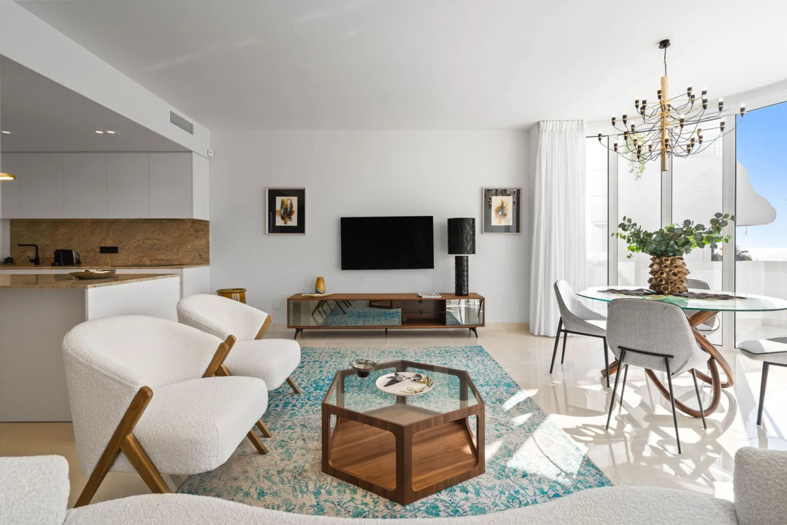 Recently renovated apartment on the 1st line with beautiful sea views!
