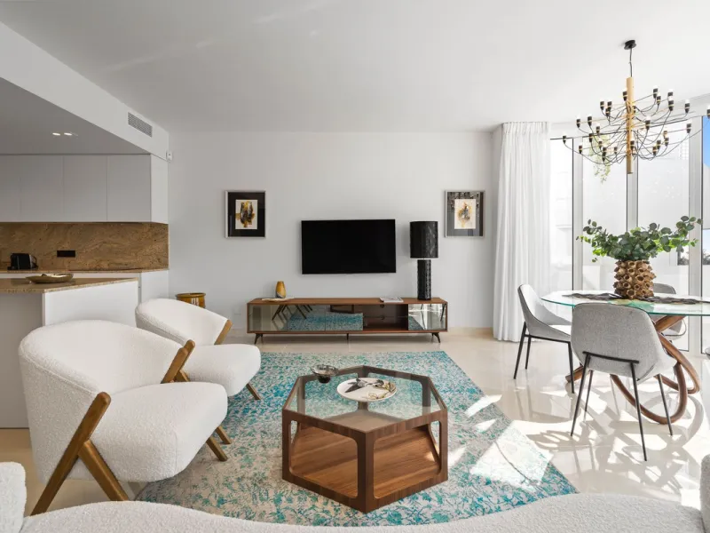 Recently renovated apartment on the 1st line with beautiful sea views!