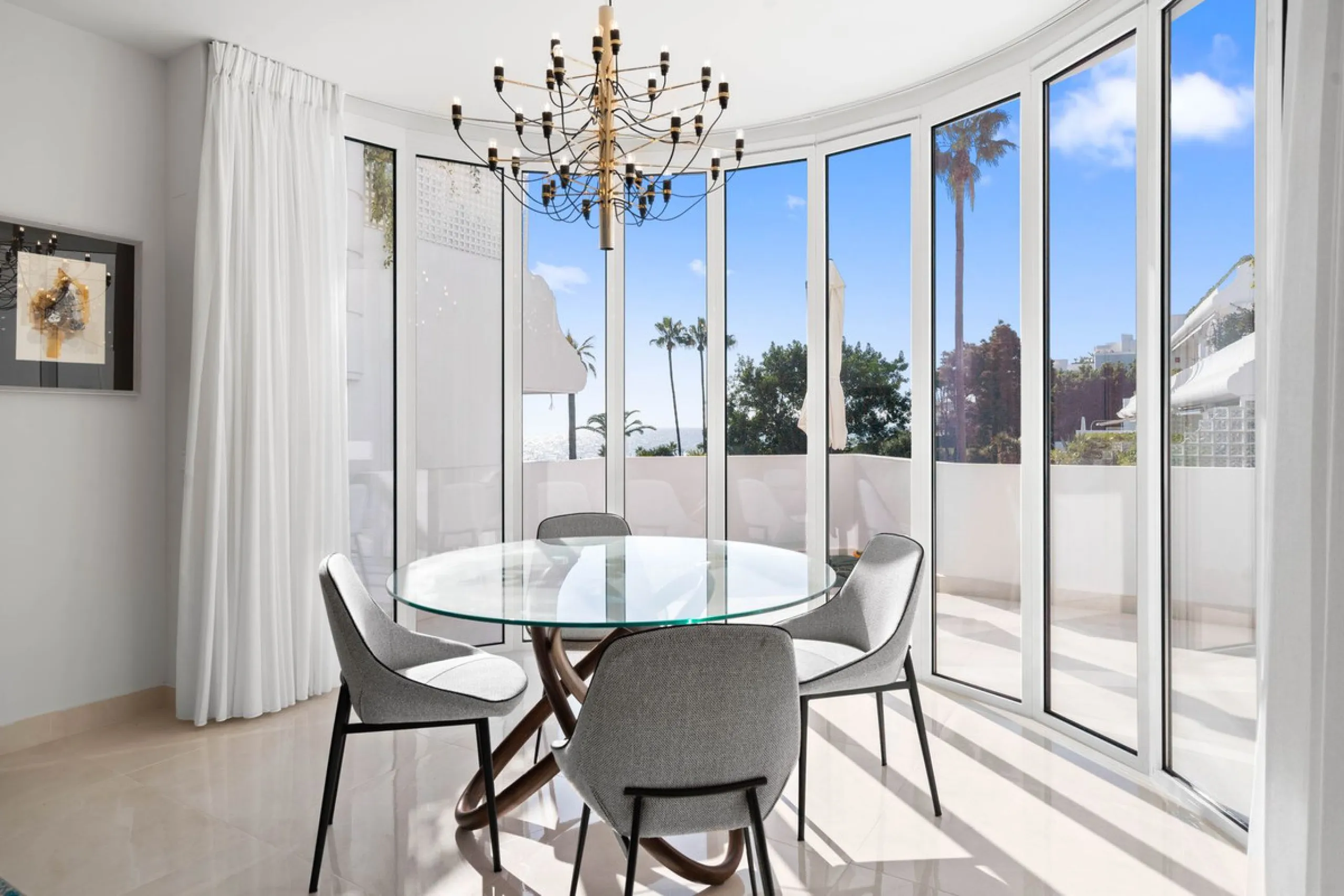 Recently renovated apartment on the 1st line with beautiful sea views!