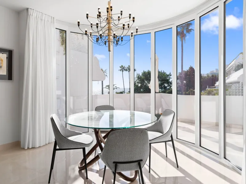 Recently renovated apartment on the 1st line with beautiful sea views!