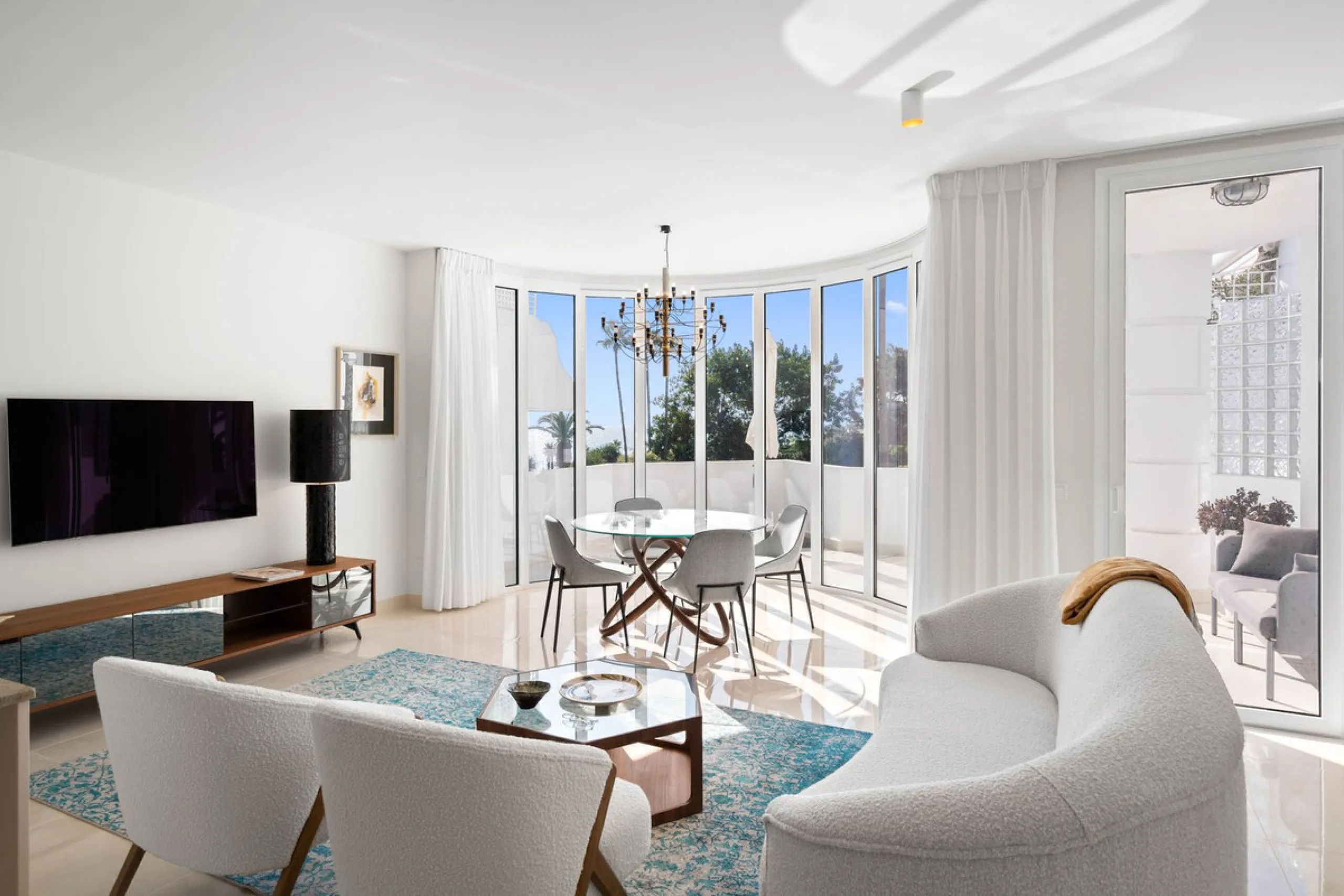 Recently renovated apartment on the 1st line with beautiful sea views!