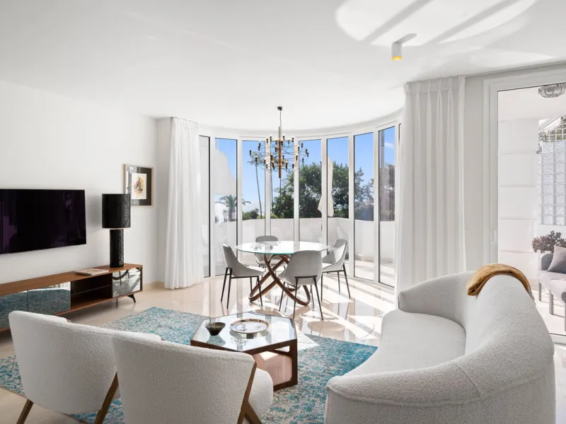 Recently renovated apartment on the 1st line with beautiful sea views!